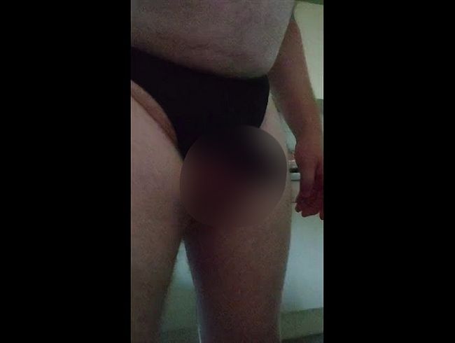 Download: nylonjunge - Der enge String mit Penishülle