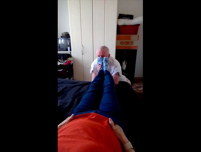 Download: nylonjunge - Sexy Nylonfüsse der Oma am Nachmittag