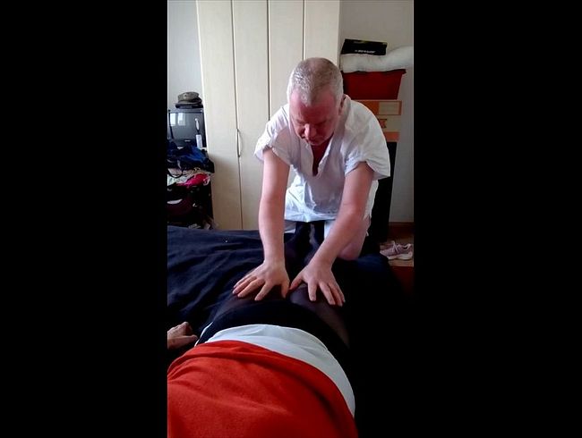 Download: nylonjunge - Oma Füße in Schwarzer Strumpfhosen werden gefickt