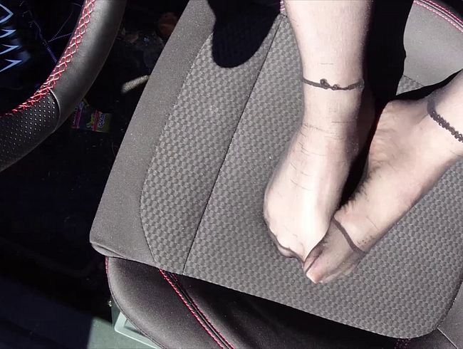 Download: nylonjunge - Füße von Nylonjunge in Strumpfhose im Auto