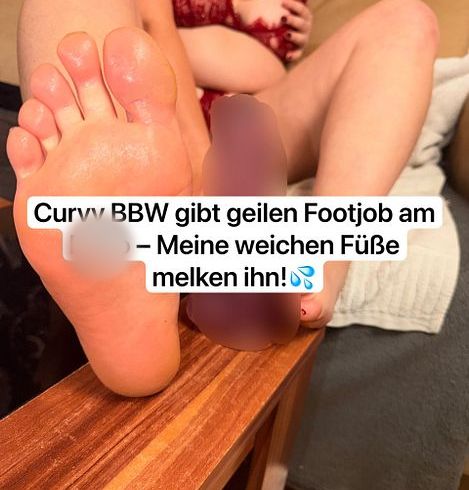 Download: onlymiasophie - Curvy BBW gibt geilen Footjob am Dildo – Meine weichen Füße melken ihn!