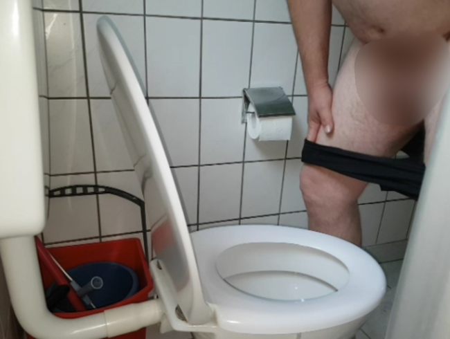 Download: paarjoergtina - Jörg pisst für dich ins Klo