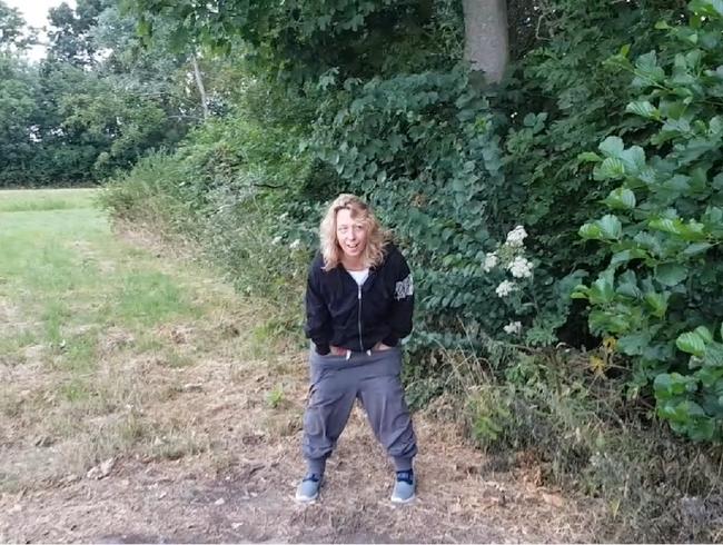 Download: paarjoergtina - Am Wegesrand pinkeln