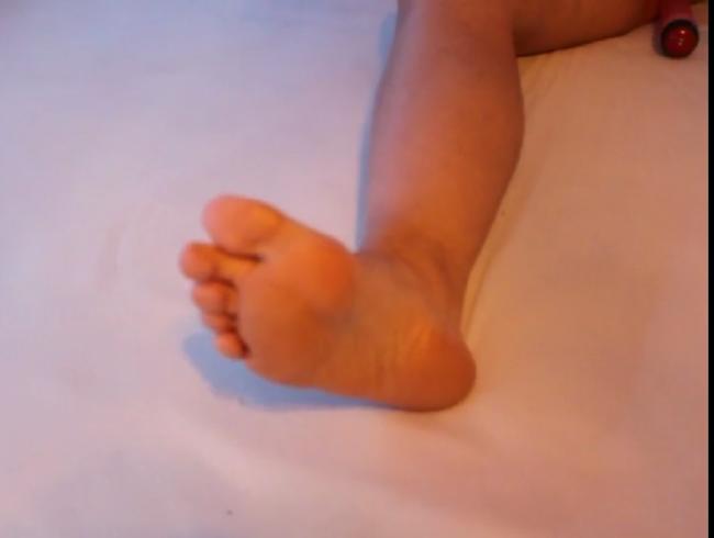 Download: paarjoergtina - Nackt Dildo reiten und Füsse zeigen