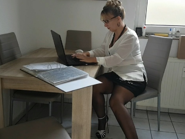 Download: paarjoergtina - Als Sekretärin besorgt sie es sich selbst