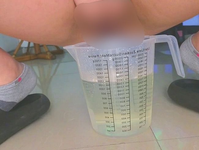 Download: pee_Queen - Ich produziere 1200 Liter Urin