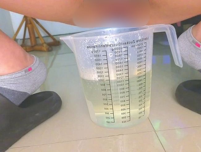 Download: pee_Queen - Ich kann es so lange einhalten, bis ich 1600 Liter Urin ausgeschieden habe.