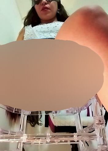 Download: pee_Queen - Ich pinkle auf sexy Art in meinen Glasstuhl.