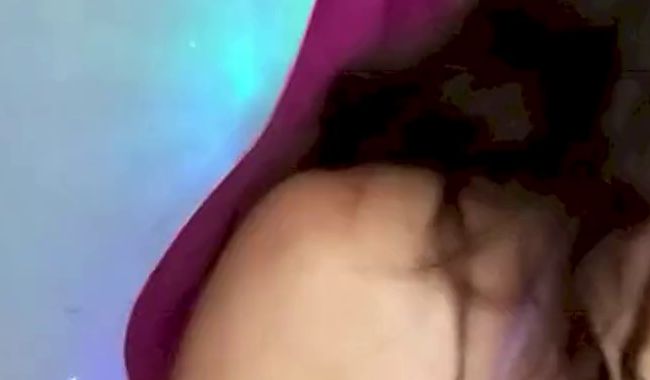 Download: pee_Queen - Ich halte meinen Urin zurück und fülle dann meine Windel mit Urin. abdl