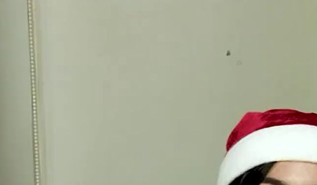 Download: pee_Queen - Weihnachtslieferantin pinkelt im Flur