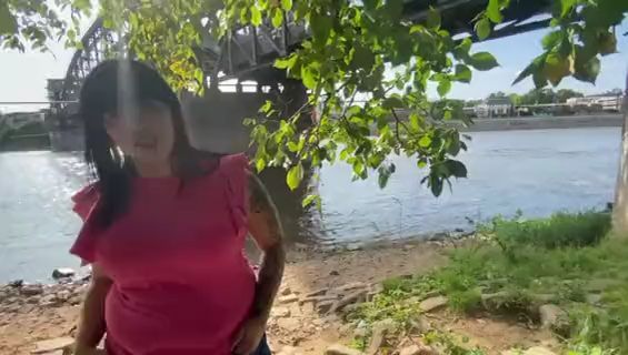 Download: pinadeluxe - In Magdeburg Puplic gelutscht (kein ton)