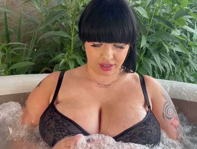 Download: pinadeluxe - Titten und Arsch im Pool