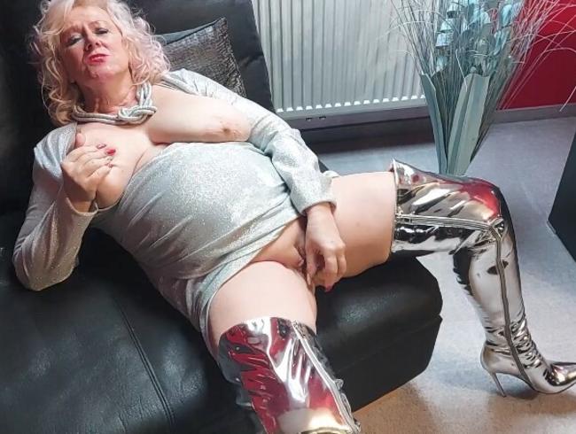 Download: pure-vicky - Komplett in Silber mit neuen geilen Fick Stiefeln