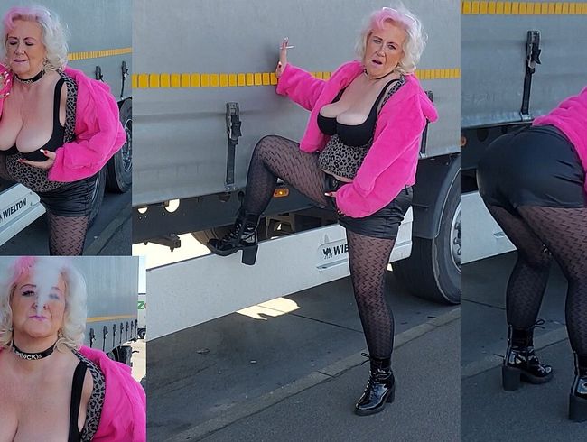 Download: pure-vicky - Als Rastplatz Schlampe stehe ich für die Schwänze der LKW-Fahrer bereit