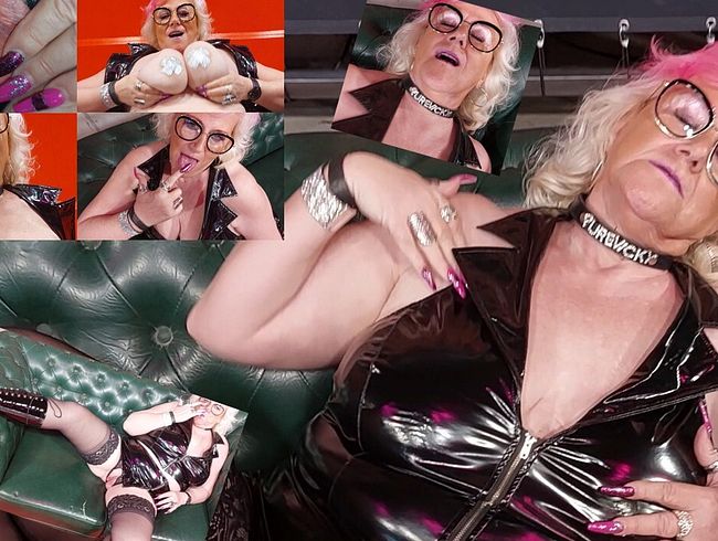 Download: pure-vicky - Versaute Show mitten auf der Messe | Zeige jedem Besucher Fotze, Arsch