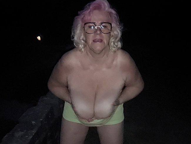 Download: pure-vicky - Auf dem nach Hause Weg einfach im Park gepisst