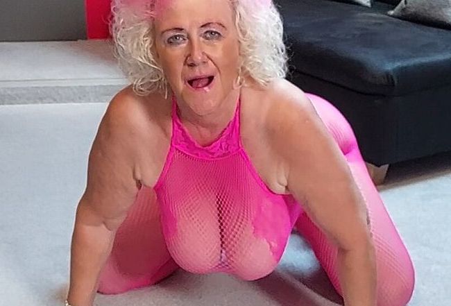Download: pure-vicky - Nasse Fotze in Pink mit spritzigen Orgasmus
