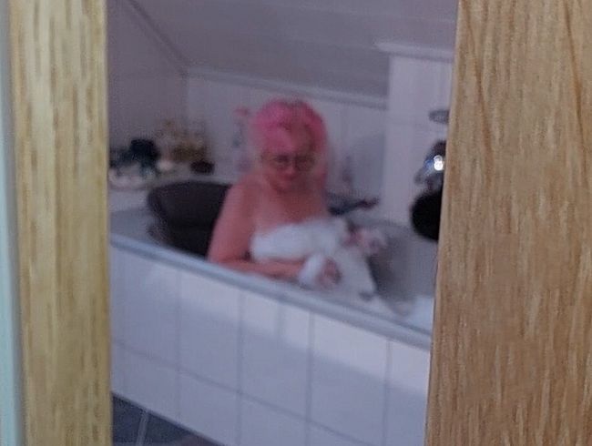 Download: pure-vicky - Sperma schlucken vom Spanner in der Badewanne