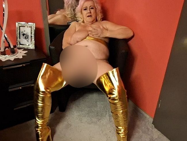 Download: pure-vicky - Völlig vergoldet zeige ich dir Arsch und Fotze in Nahaufnahme!!!