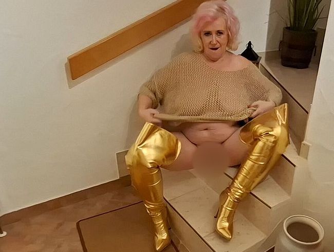 Download: pure-vicky - Blonde Verführung in goldenen Fickstiefeln!!!