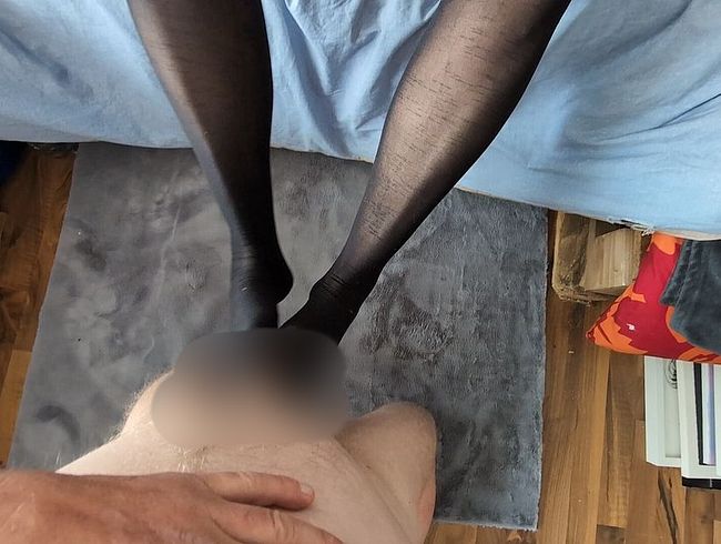 Download: pussycat33 - Kleiner Nylonfootjob spritz auf meine Füße .