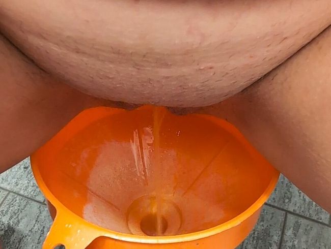 Download: pussycat33 - Pissen durch den Trichter Handy Video .