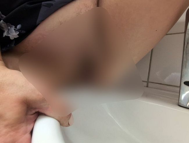 Download: pussycat33 - Meine haarige Muschi pisst geil ab .