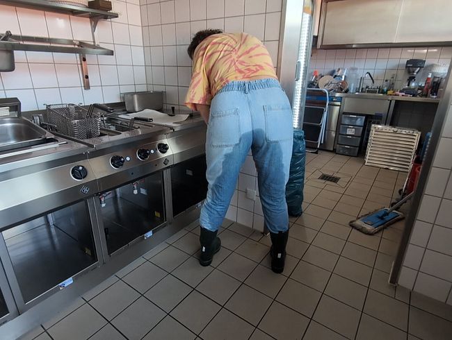 Download: pussycat33 - Jeanspiss auf Arbeit und in Gummistiefel .