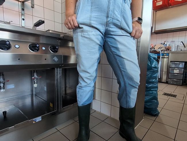 Download: pussycat33 - Jeanspiss auf Arbeit und in Gummistiefel .