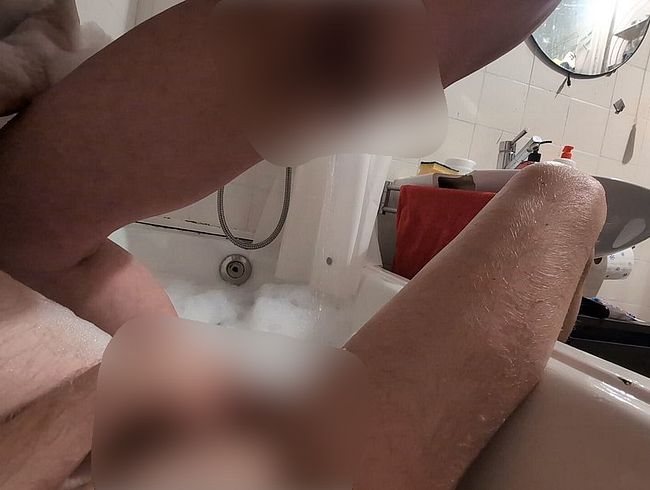 Download: pussycat33 - Schwanz pissen in der Badewanne .