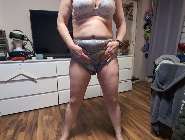 Download: pussycat33 - Gummihosen Piss .Nasses Vergnügen .