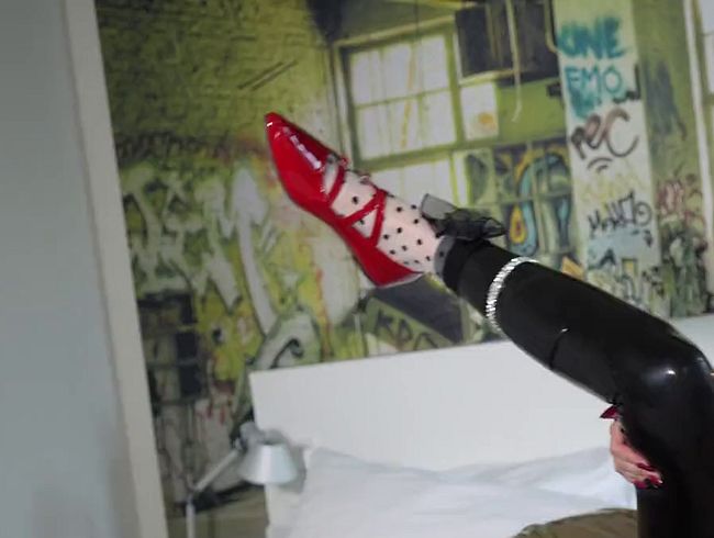 Download: rubberduck9999 - Süsses Girl hat das erste Mal Sex in Latex - mit Skylar Sweet