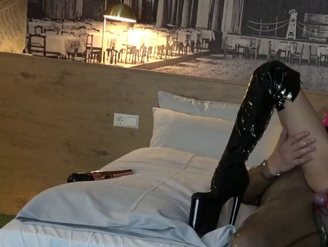 Download: rubberduck9999 - Versaute Latex Schlampe: Heisses Laufsteg-Model Yelena in Latex gefickt