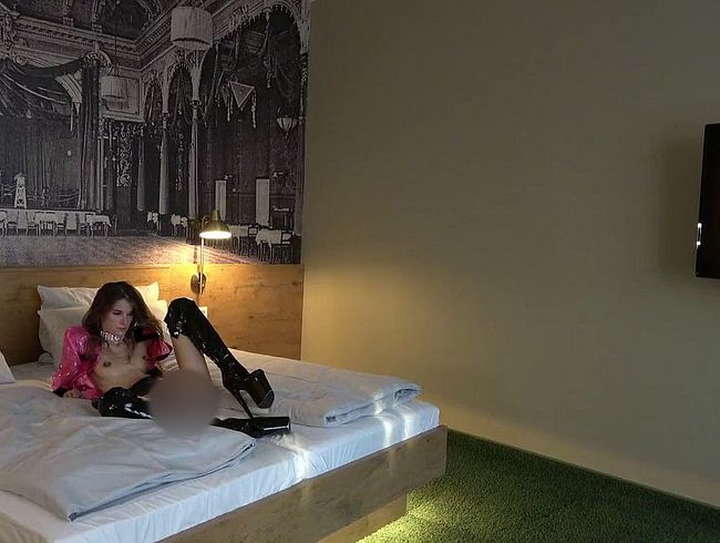 Download: rubberduck9999 - Versaute Latex Schlampe: Heisses Laufsteg-Model Yelena in Latex gefickt