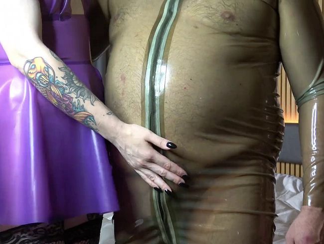 Download: rubberduck9999 - Altgirl wird zum ersten Mal in Latex und Netzstrümpfen gefickt