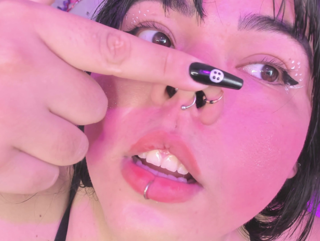 Download: samanta-cutexxx - Nasenfetisch, mit Piercings + Schwanz