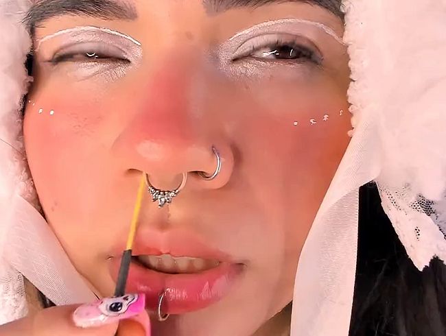 Download: samanta-cutexxx - Ich niese viel, während ich in der Nase bohre