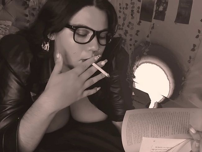 Download: samanta-cutexxx - Rauchen beim Lesen eines Buches - Lederjacke