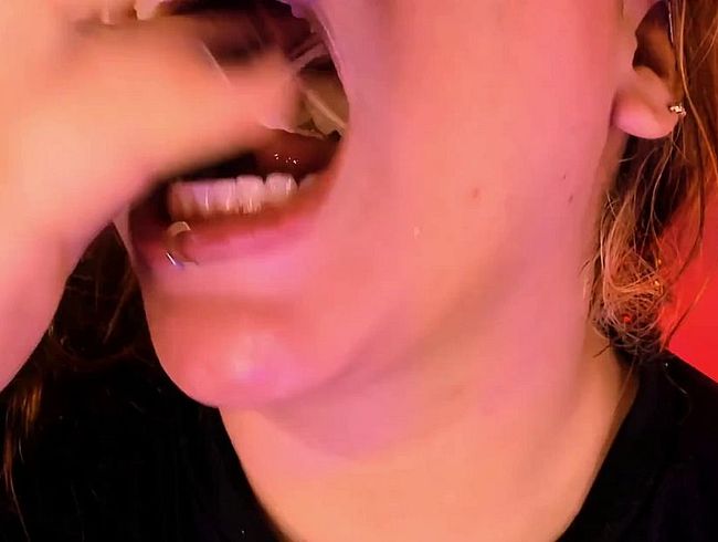 Download: samanta-cutexxx - Mundfetisch, Essen kauen