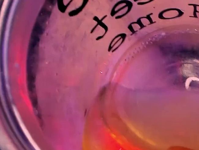 Download: samanta-cutexxx - Ich pinkle in ein Glas - schmutziges Mädchen