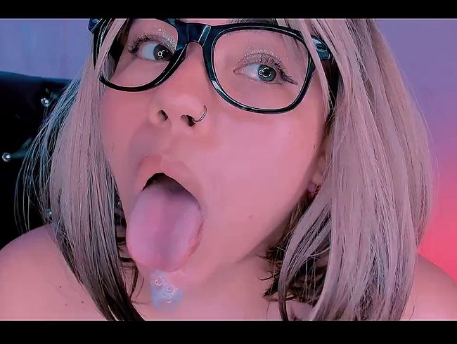 Download: samanta-cutexxx - süße Blondine mit sexy Linsen Saliva und Ahegao