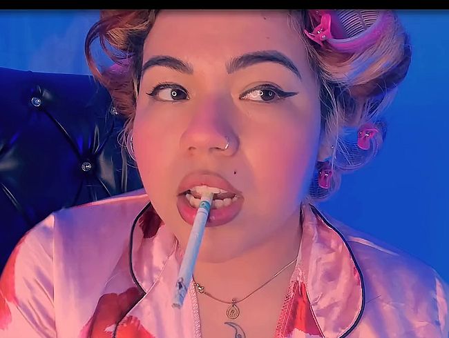 Download: samanta-cutexxx - rauchendes Vintage-Mädchen, haarige Muschi und sexy Achseln …