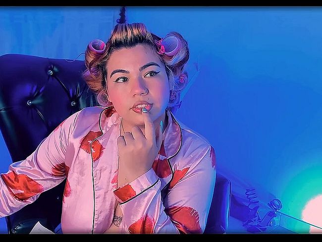 Download: samanta-cutexxx - rauchendes Vintage-Mädchen, haarige Muschi und sexy Achseln …