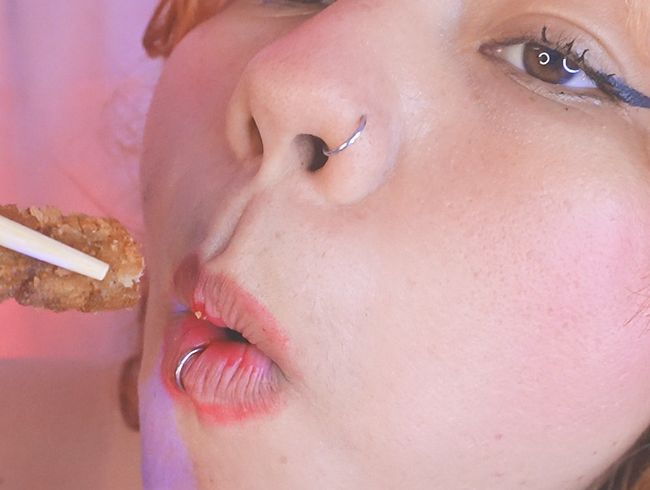 Download: samanta-cutexxx - Leckeres Shushi und Passionsfrucht essen