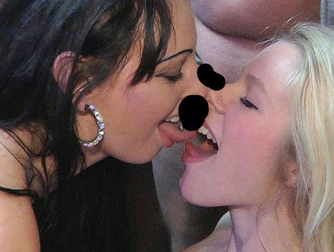 Download: saskia-farell - Gina Bang & Claudia Bitch X-Mas Sperma Bang