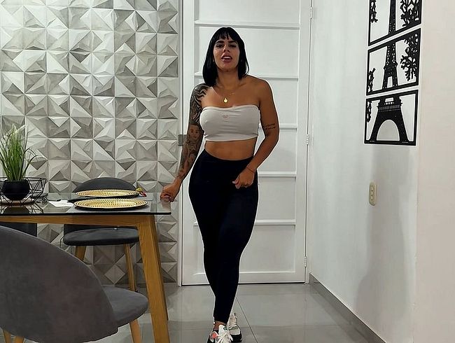 Download: sayafit - SayaFit mit dem großen Hintern gibt ihr Debüt, indem sie ihre Freundin durch Analsex mit betrügt