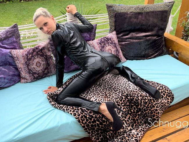 Download: schnuggie91 - OMG! Horny in Heels und Lackcatsuit!