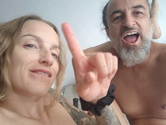 Download: sex-commune - Ana auf Esstischl mit viel Sperma & Schlammschieben