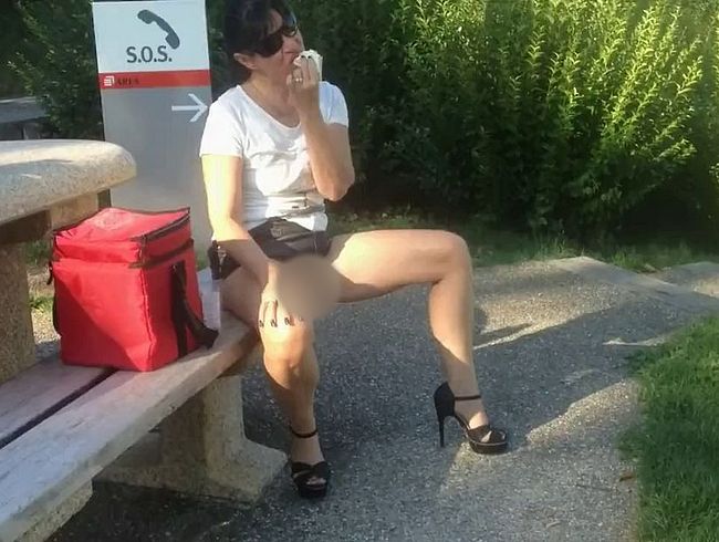 Download: sexiluder - Ouick Piss for you auf der Autobahn-Raststätte !