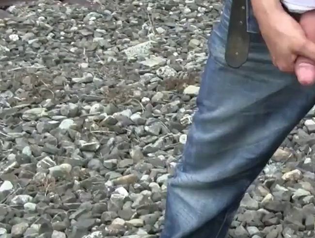 Download: sexiluder - Auf dem Bahngeleise liegend… SPRITZT mir Sperma ins Gesicht…